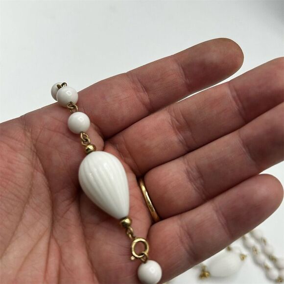 Avon White Beaded Necklace with Teardrop Accents Wedding Jewelry - Picture 4 of 4